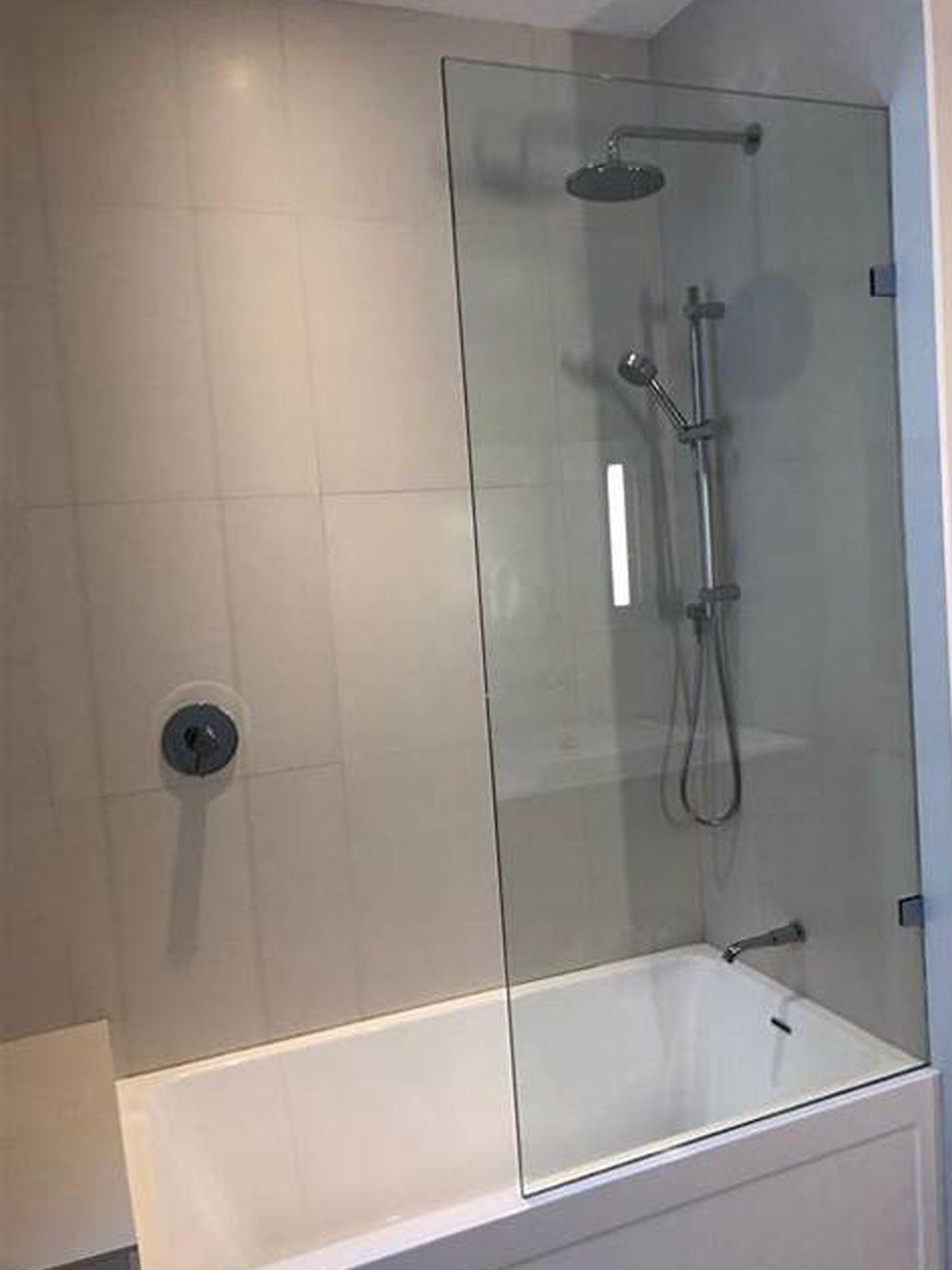 frameless bathtub screen in dubai